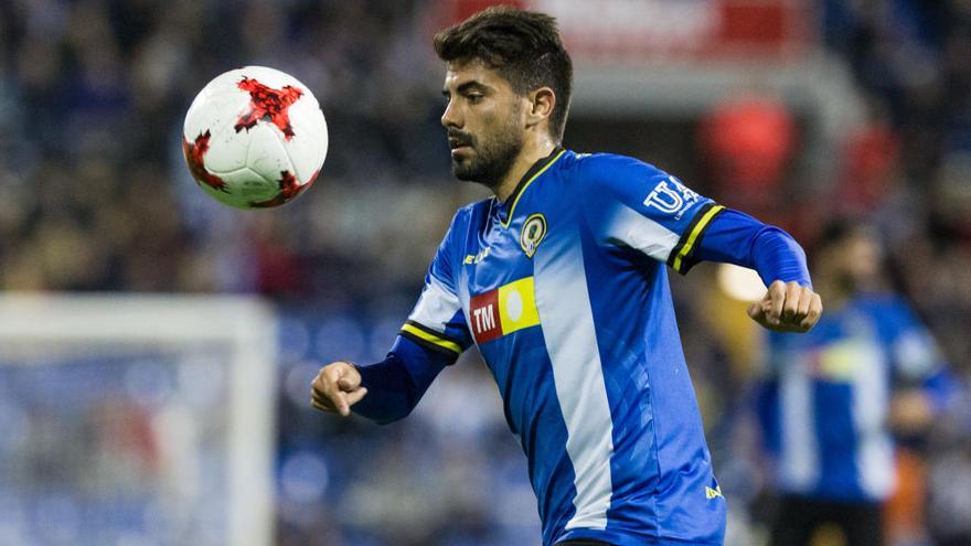 José Gaspar controla un balón durante esta temporada.