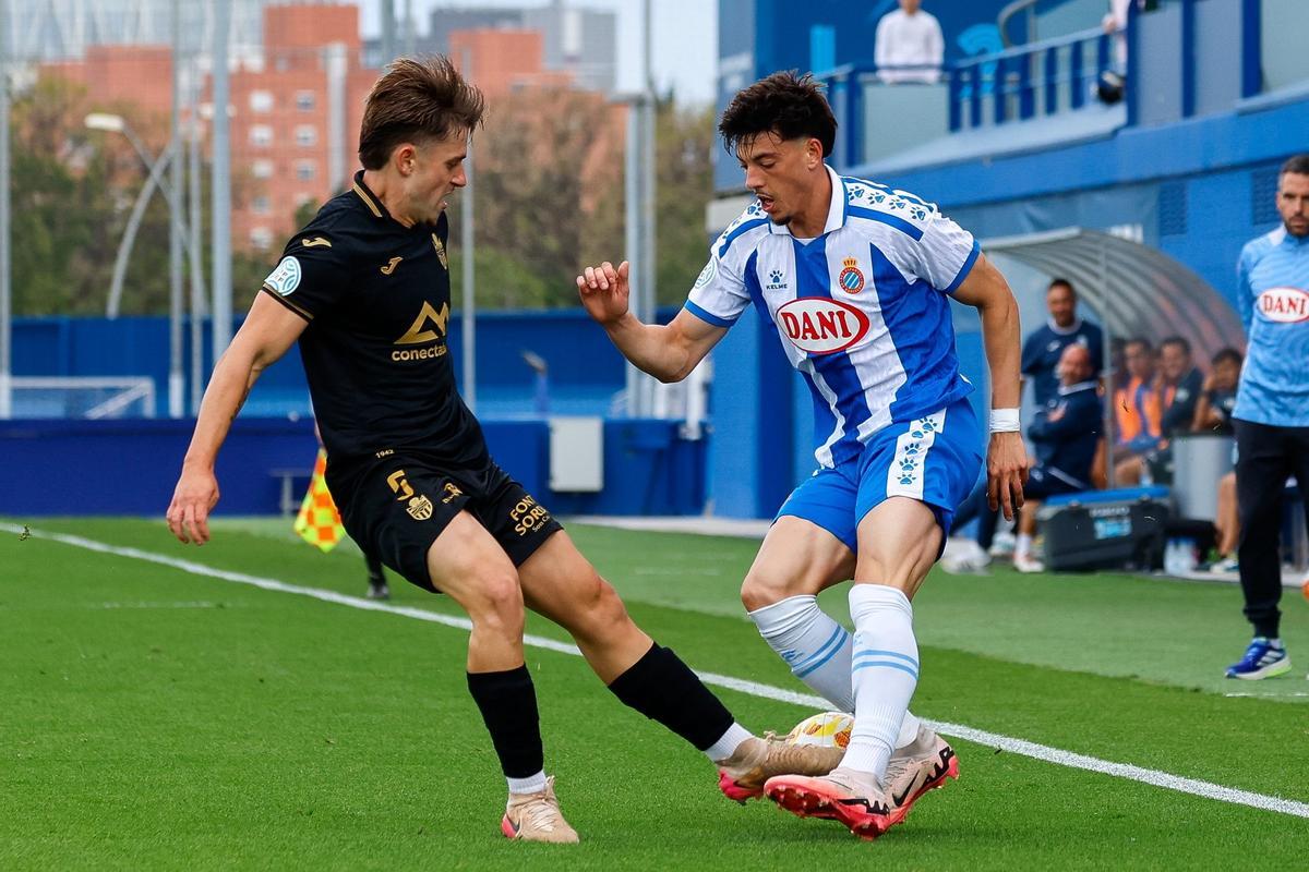 Lache, el autor del gol, presiona a un rival.