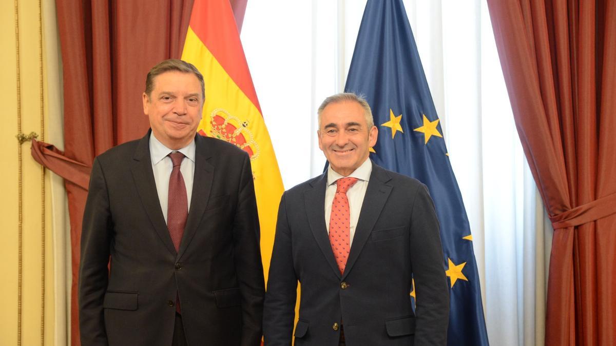 El ministro Luis Planas y el conseller Miguel Barrachina, este viernes en la sede del Ministerio de Agricultura