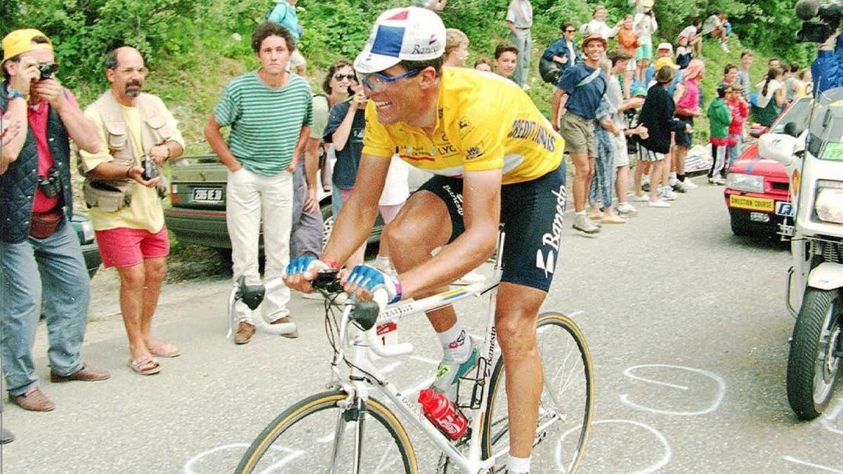 Miguel Induráin, en 1995, camino de su quinta victoria en París