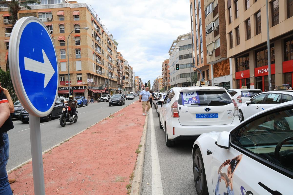 Los taxistas se manifiestan en Alicante y colapsan el centro de la ciudad.