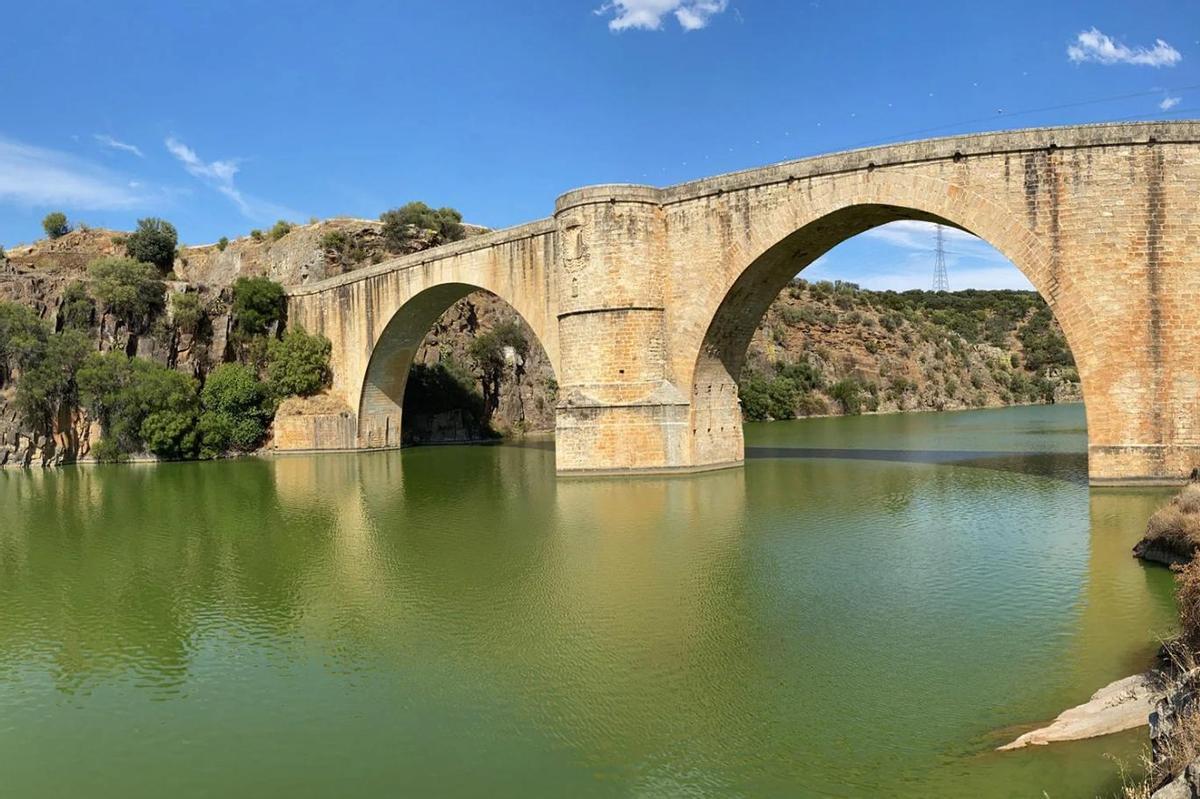 Puente sobre el río Almonte.