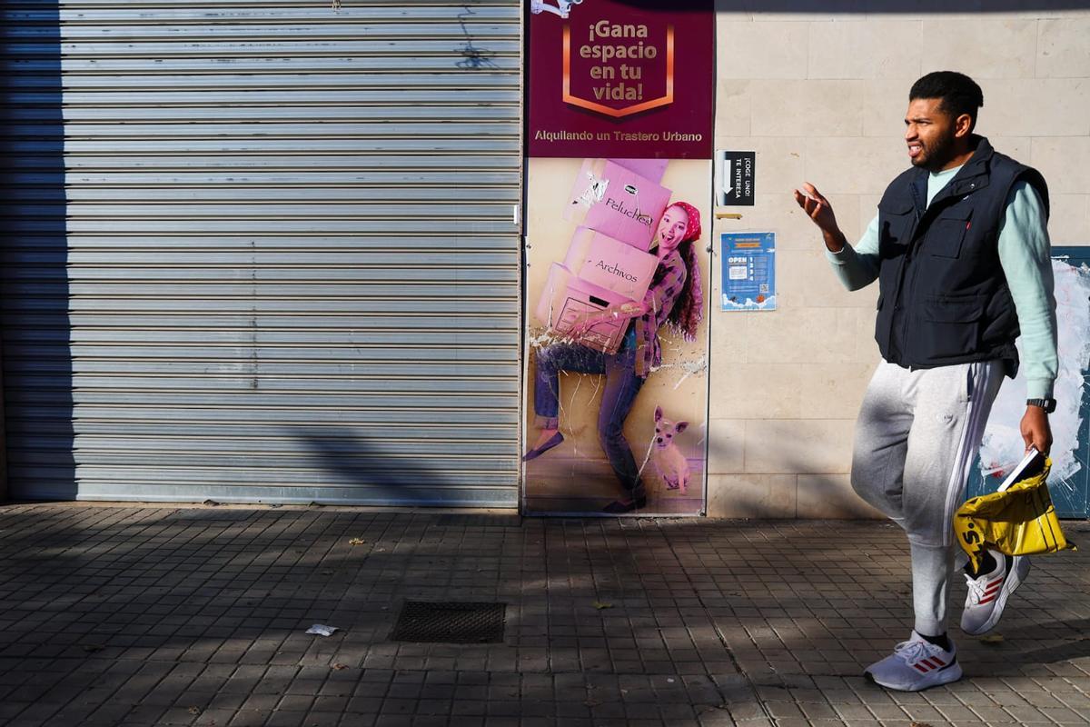 Un hombre pasa por delante de un local habilitado como trastero en València.