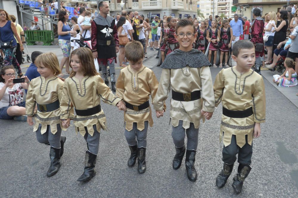 Los Moros y Cristianos reúnen a 350 niños en un desfile por las calles de Elche y la Gestora de Festejos Populares celebra una fiesta infantil en el Paseo de la Estación