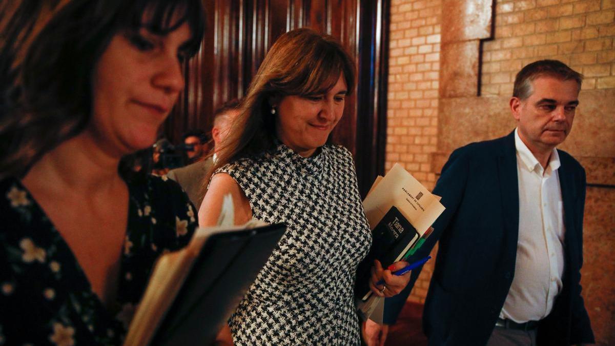 La presidenta del Parlament, Laura Borràs, junto a la secretaria de la Mesa, Aurora Madaula y el jefe de prensa, Pep Elias.