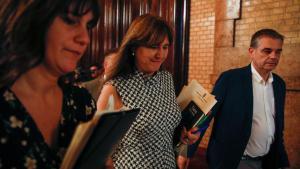 La presidenta del Parlament, Laura Borràs, junto a la secretaria de la Mesa, Aurora Madaula y el jefe de prensa, Pep Elias.