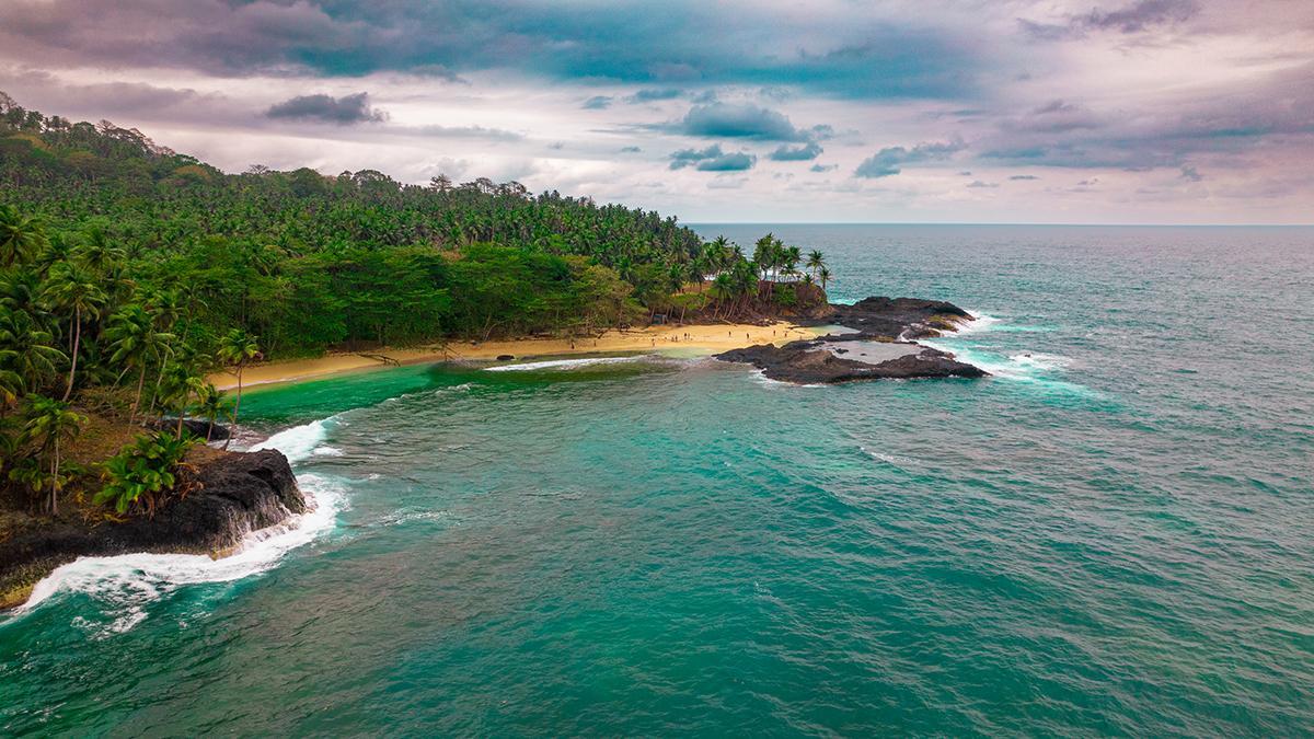 Aguas turquesas y arrecifes junto a la costa de Príncipe, una de las islas más salvajes del golfo de Guinea.