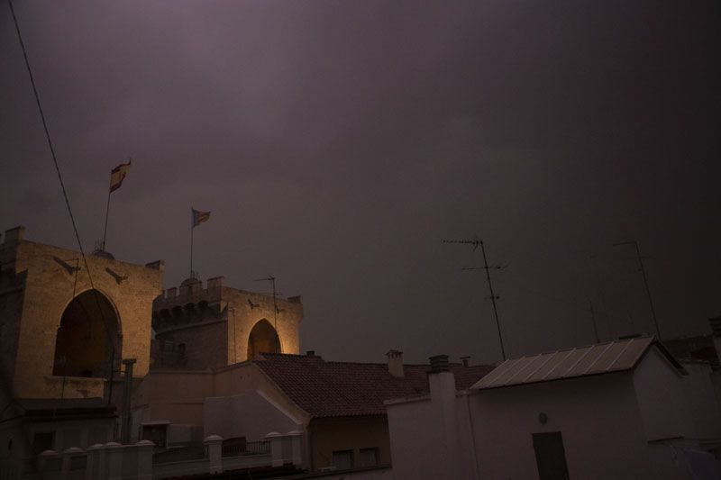 Una impresionante tormenta eléctrica ilumina el cielo de Valencia