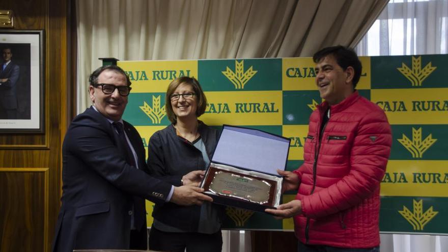 Representantes del Ayuntamiento de Toro y Caja Rural entregaron una placa conmemorativa a Sebas Díez.