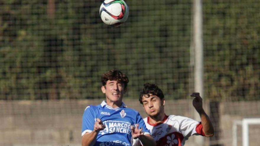 David González, del Covadonga, salta por encima de un jugador fabril.