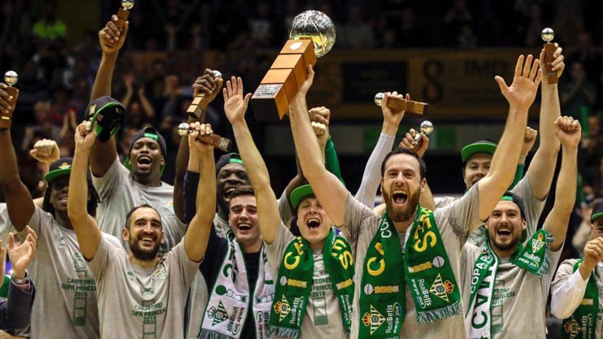 Los jugadores del Betis celebran el reciente título de la Copa Princesa