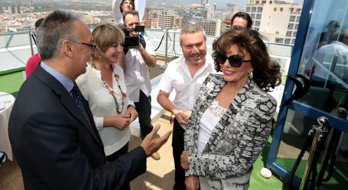 La actriz junto al alcalde de Benidorm
