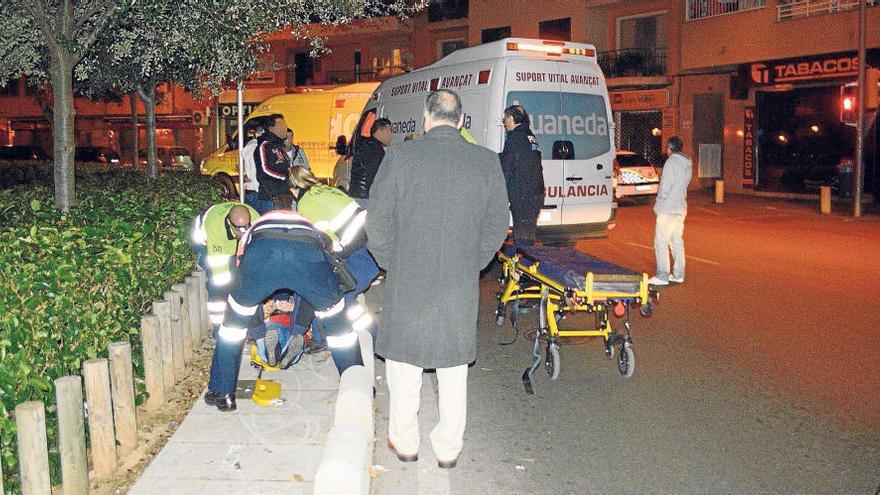 Las asistencias sanitarias atienden a una de las víctimas del atropello en la plaza Miquel Dolç .