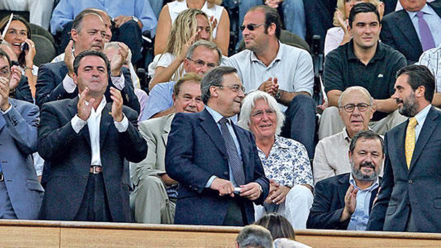 Florentino da la bienvenida al president  Matas en el palco de Son Moix, después de haberlo tenido como invitado en el palco del Bernabéu, en la legislatura de la concesión de Son Espases en 2004. El semblante sonriente de ambos refleja la complicidad al margen del entorno.