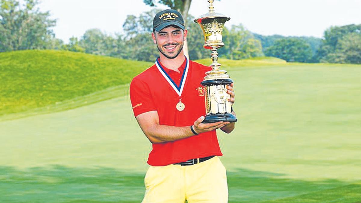 Josele Ballester con su trofeo de ganador del US Amateur.