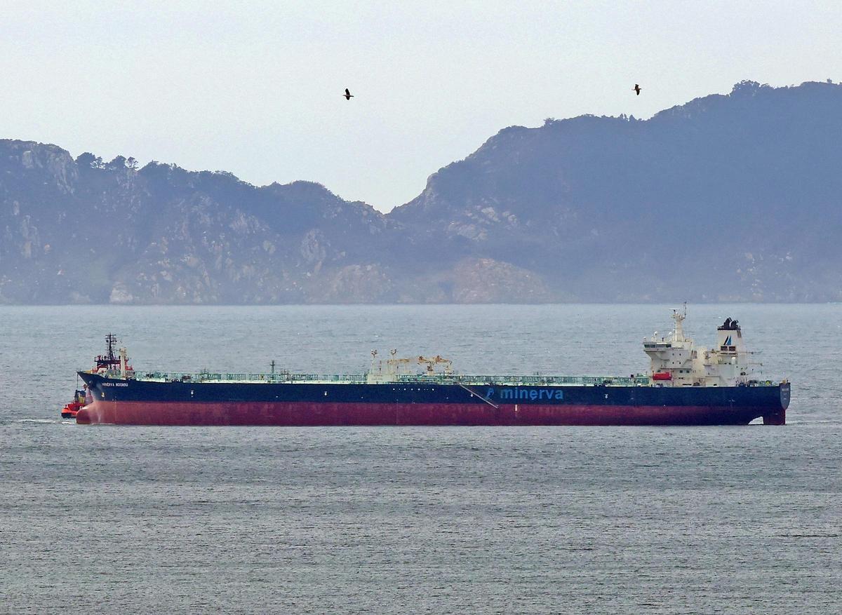 Las colosales dimensiones del buque averiado, el &#39;Minerva Nounou&#39;