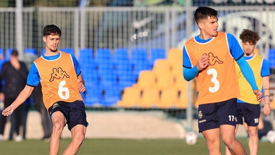 Pepe Sánchez, a la izquierda, el sábado en el entrenamiento del equipo en Cádiz antes del partido en San Fernando. |  // RCD