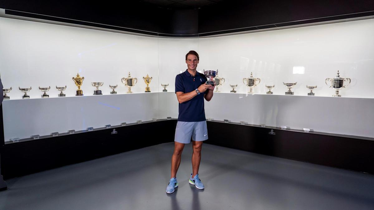 El tenista Rafael Nadal deposita su décimo tercer trofeo conquistado en París, en el museo de Manacor