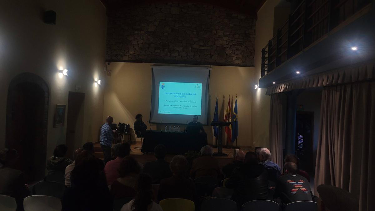 Un momento de la ponencia sobre la genética de las truchas del alto Narcea.