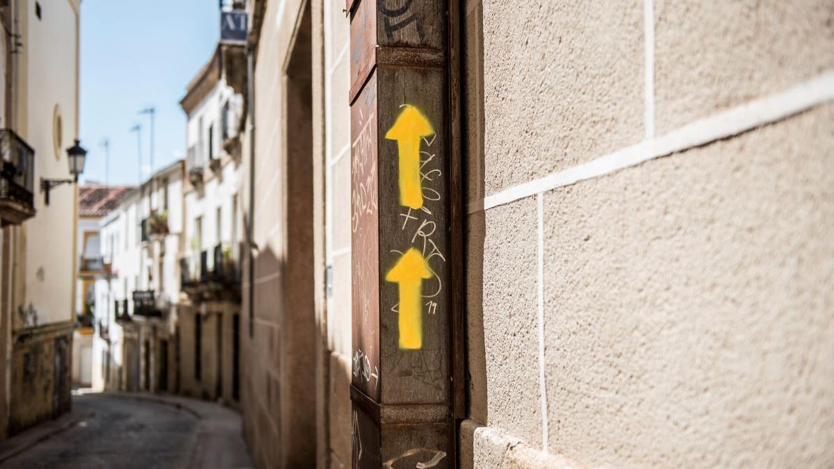 Vídeo | Aparecen flechas amarillas pintadas en edificios históricos de Cáceres