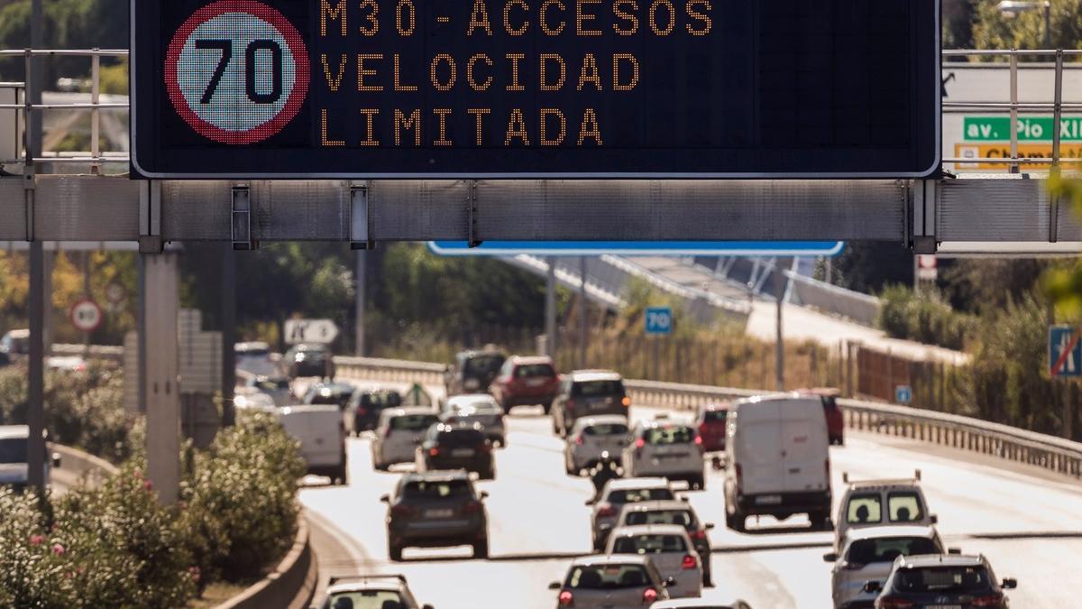 n luminoso prohibe la velocidad a mas de 70 km h en la via de circunvalacion de la M-30