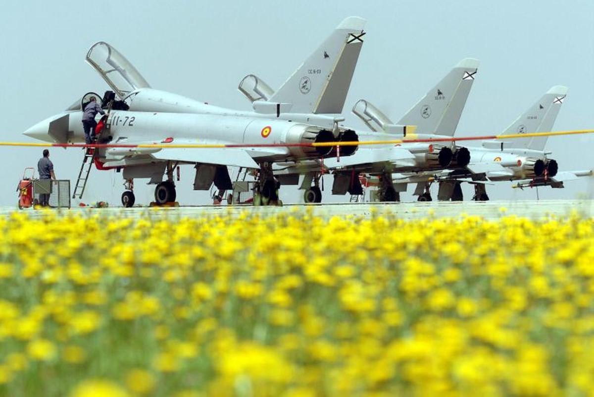 Tres cazas Eurofighter españoles en la base aérea de Morón.