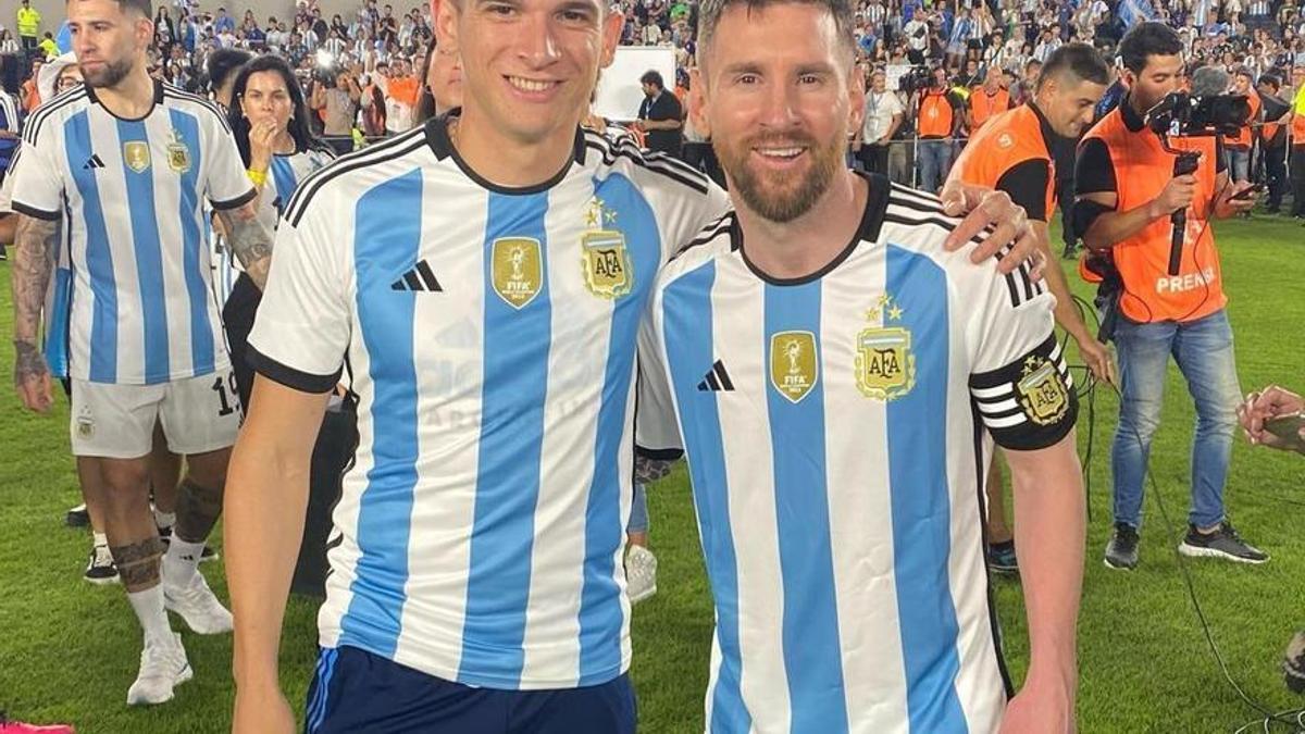 Lautaro Blanco, junto a Messi, el pasado jueves después del partido de Argentina contra Panamá