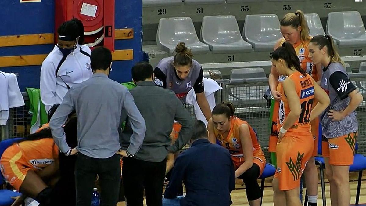El equipo naranja, en un tiempo muerto del partido jugado en sábado en San Sebastián. / LOZ