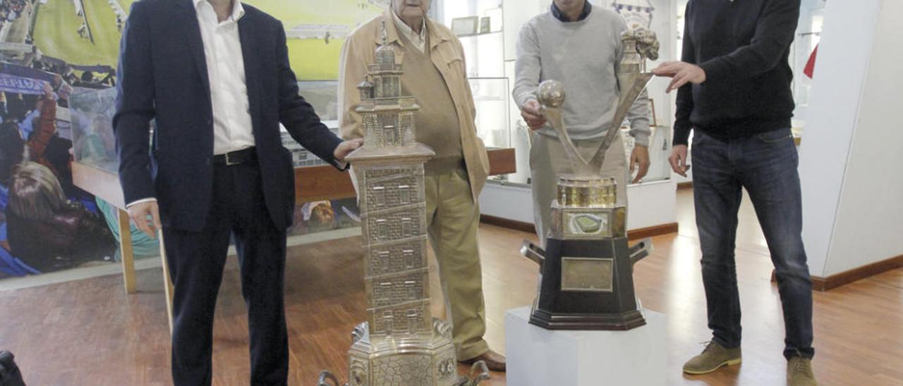 Vicente Celeiro, Ramón Allegue &quot;Padrón&quot;, José Gil y Gustavo Loureiro posan con los trofeos Teresa Herrera y Ciudad de Vigo en el Museo del Celta.  // Adrián Irago