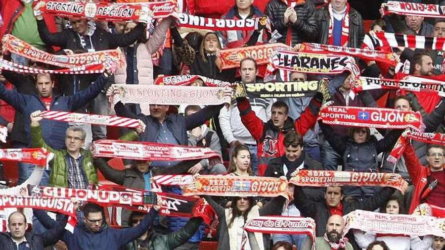 Aficionados del Sporting en las gradas de El Molinón durante el último partido en casa, ante el Reus.