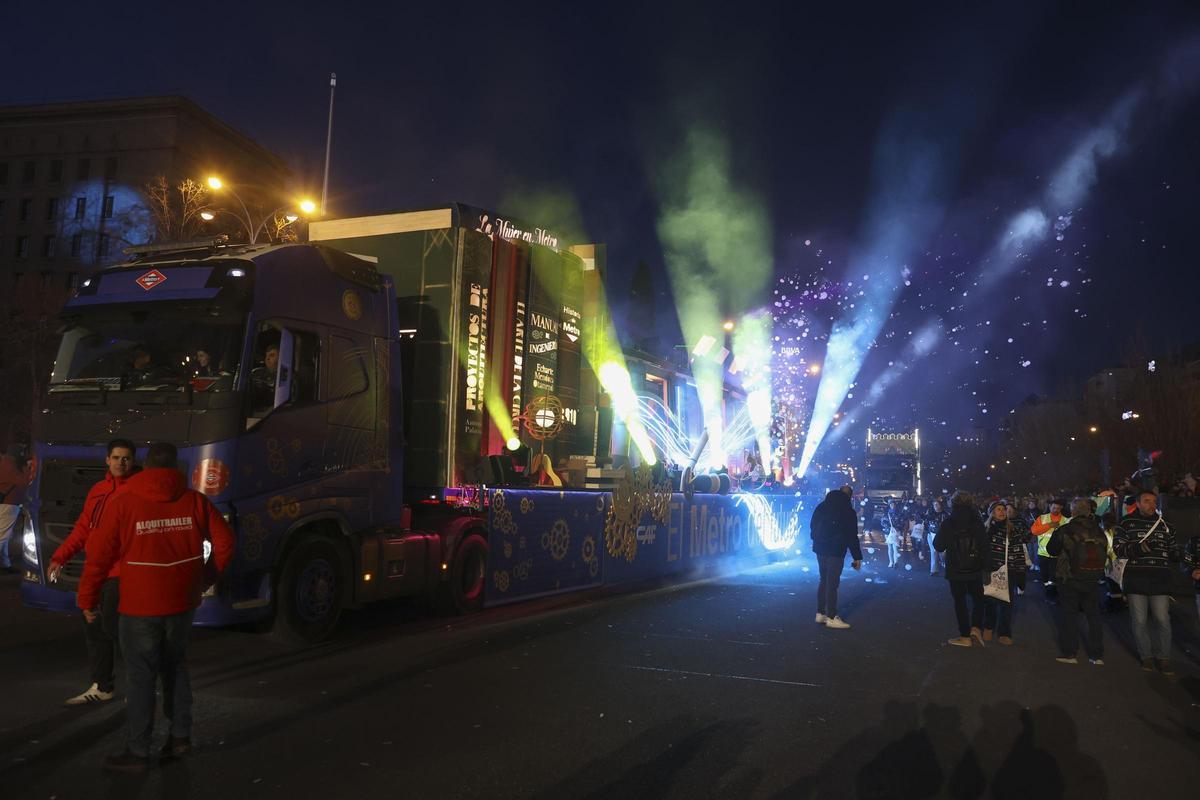 Un momento de la Cabalgata de Reyes de Madrid que bajo el lema El saber compartido discurre este lunes entre la Plaza de San Juan de la Cruz y la Plaza de Cibeles.