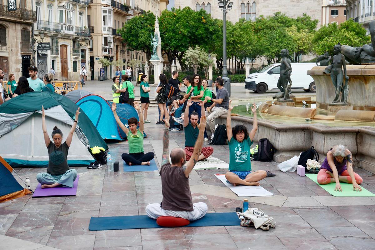 Segundo día de acampada educativa en València: llega la hora de montar el Corpus y acuden furgones de la policía a la plaza de la Virgen