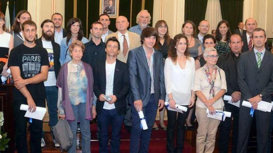 Foto &quot;de familia&quot; de los premiados con el presidente provincial y anfitrión, Rafael Louzán, el conselleiro y la diputada de Cultura.