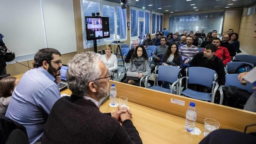 El conseller Vicenç Vidal y el director general Mateu Ginard durante la reunión con los alcaldes de Mallorca en la FELIB.