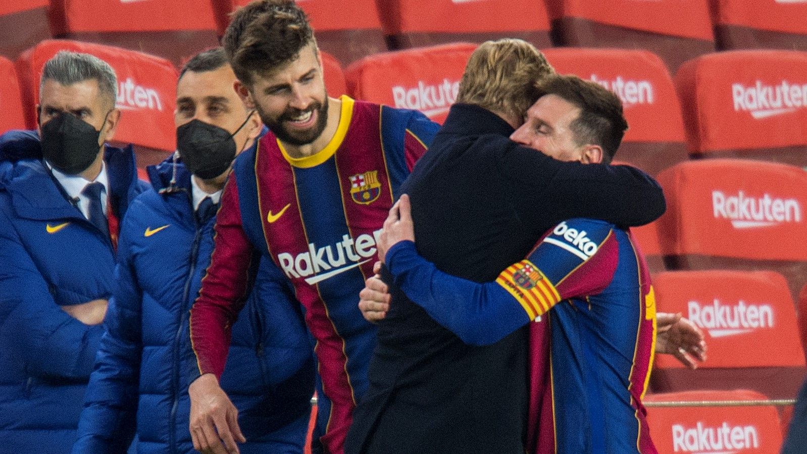 Koeman se abraza con Messi tras la clasificación para la final.