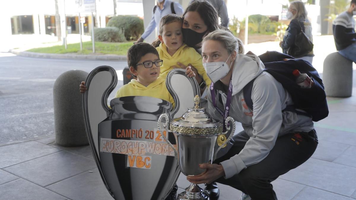 El Valencia Basket femenino llega a València tras ganar la Eurocup.