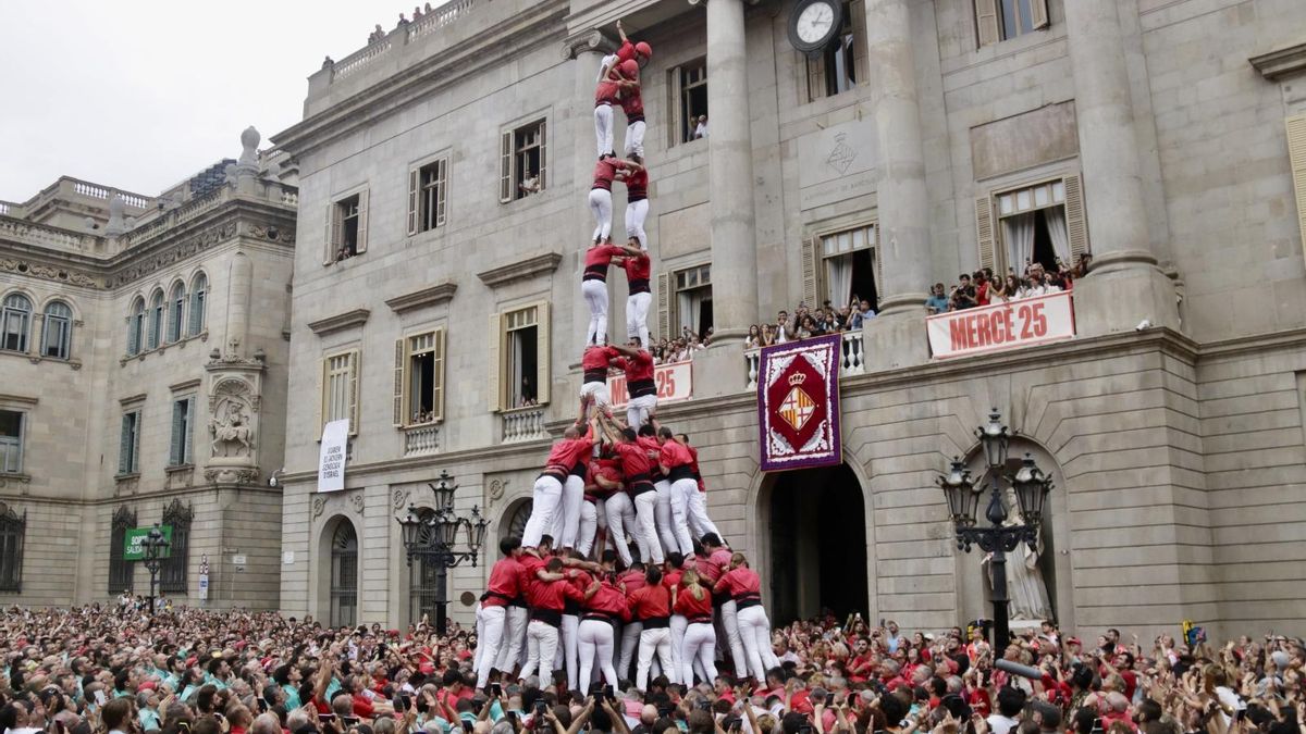 La plaza Sant Jaume vibra con una exhibición de castells de gama extra en una jornada histórica