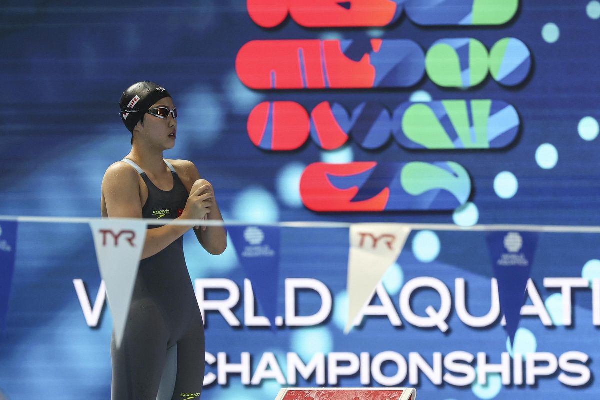 Zidi Yu calentando para saltar al agua