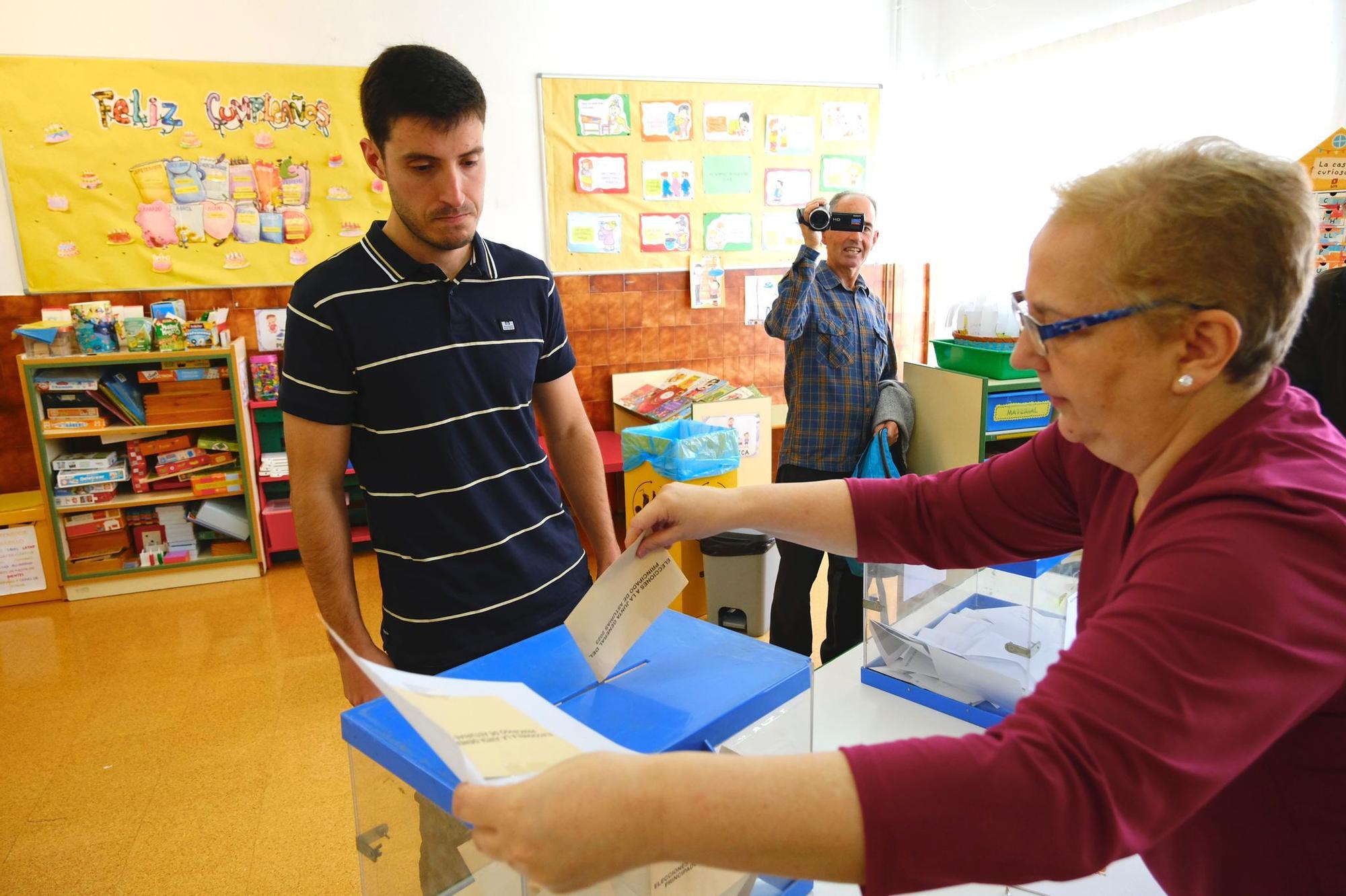 Los candidatos a la alcaldía de Oviedo, muy madrugadores, llaman a la participación