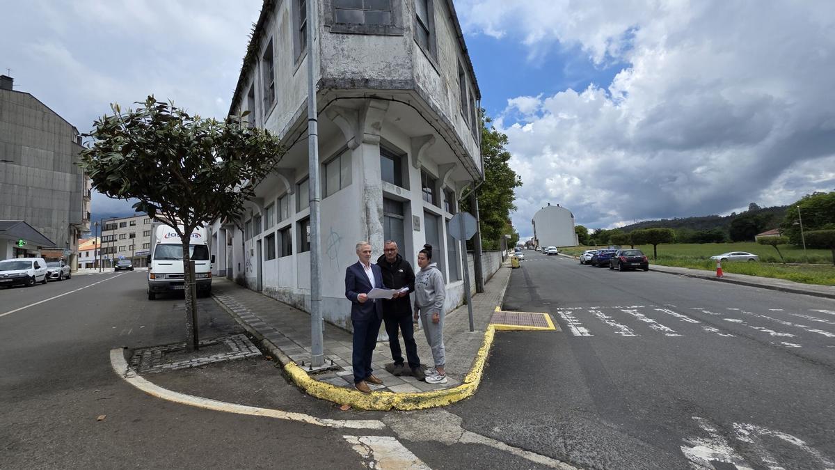 Luis Taboada, Mireya Otero y Juan Carlos Rodríguez, en la zona de cesión.