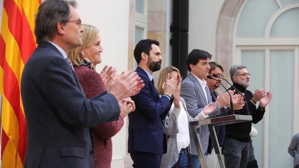 Artur Mas, Núria de Gispert, Torrent, Artadi, Sabrià, Domenech y Riera, en el auditorio del Parlament.