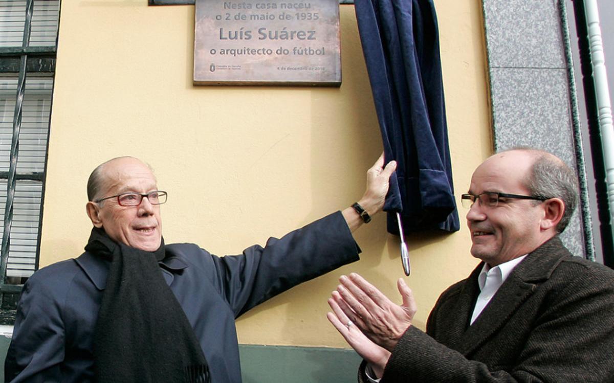 Luis Suárez descubre una placa en la calle donde nació, como homenaje a su carrera donde ganó el Balón de Oro, en marzo del 2022.