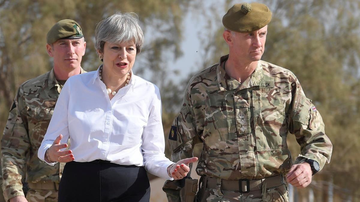 May (izq) junto a un soldado británico en su visita a una base militar cerca de Bagdad, en Irak, el 29 de noviembre.