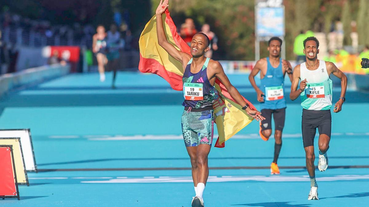 Novales celebra su récord de España.