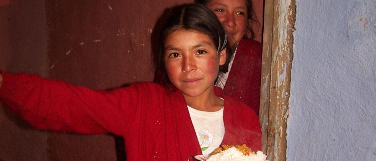 Dos niñas en uno de los comedores escolares que Aulas Abiertas tiene en Cajamarca (Perú).