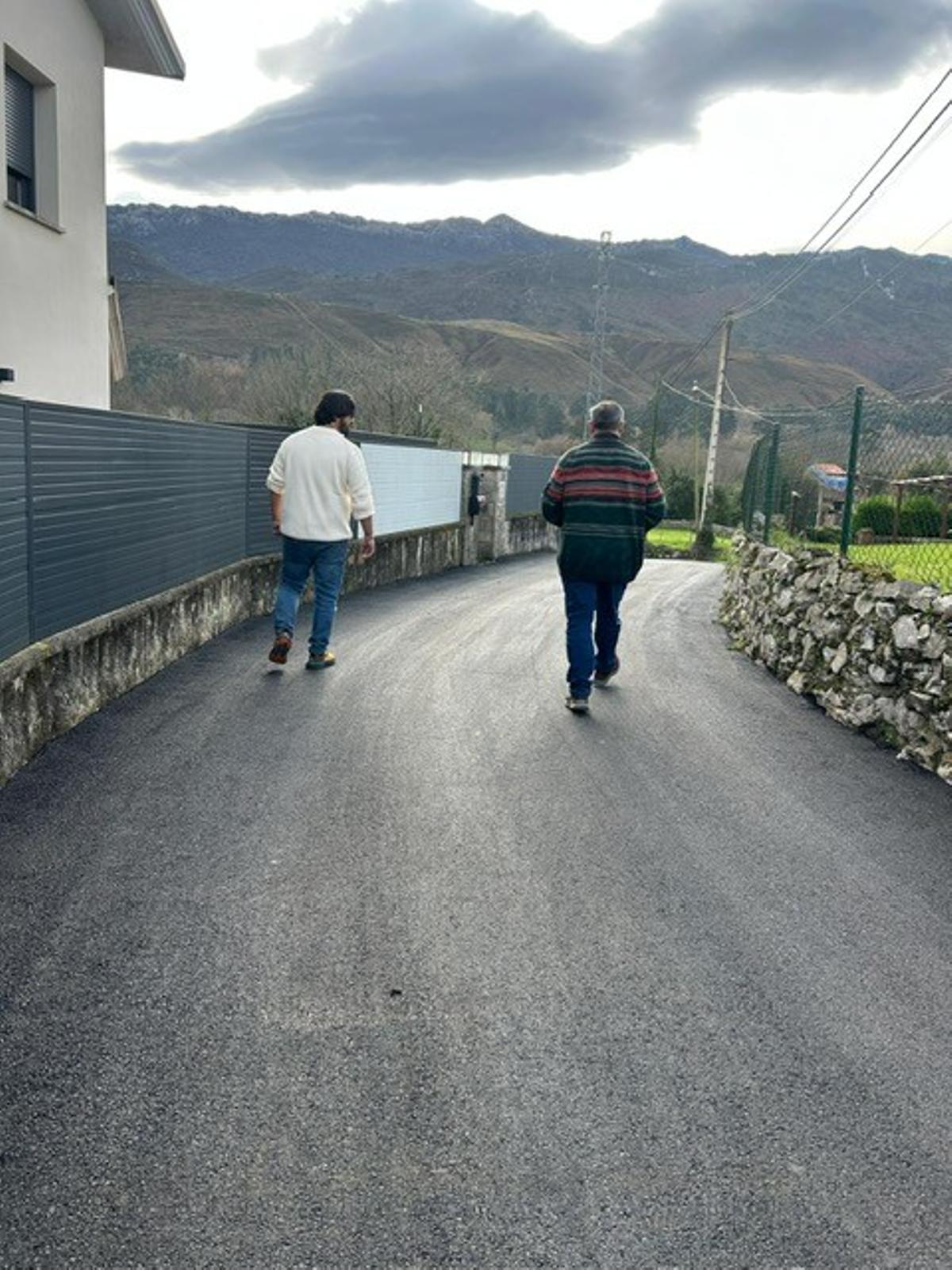 Llanes concluye los trabajos de pavimentación del camino del Corral d´Encima, en San Roque del Acebal