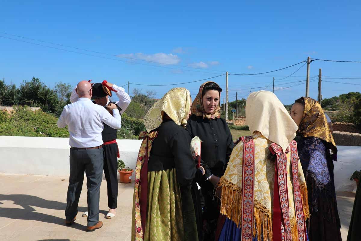 Misa, procesión y 'ball pagès' en el Pilar de la Mola