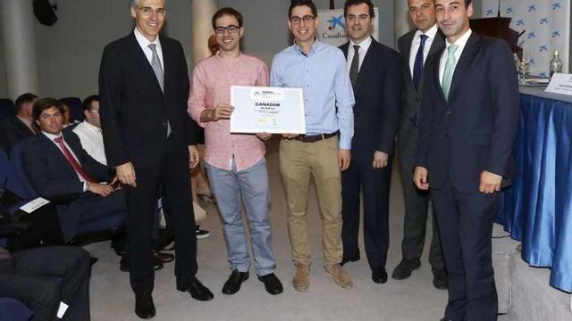 Álvarez (tercero por la izda.) con sus compañeros, el conselleiro y el delegado de La Caixa (segundo por la dcha.)