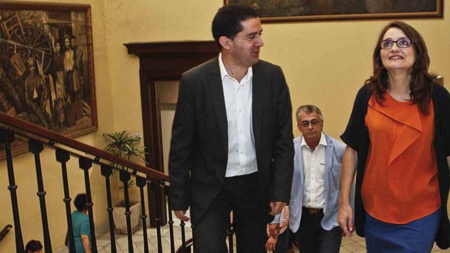 Mónica Oltra con el alcalde Antonio Francés en el Ayuntamiento