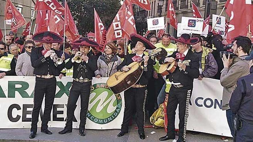 Los manifestantes contaron con un mariachi que interpretó algunas canciones ante la embajada.